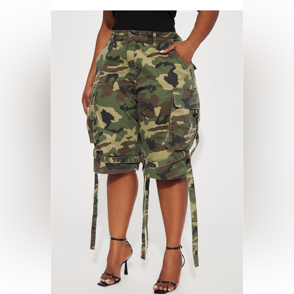 Camo cargo Bermuda shorts! Size 3X (22) BNWT! Fashion nova 💚